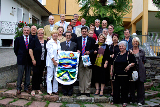 Groupe des membres des LIONS Clubs de Fondi et de Manoque en 2009