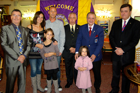 Chiara, ses parents et les membres du LIONS Club de Manosque