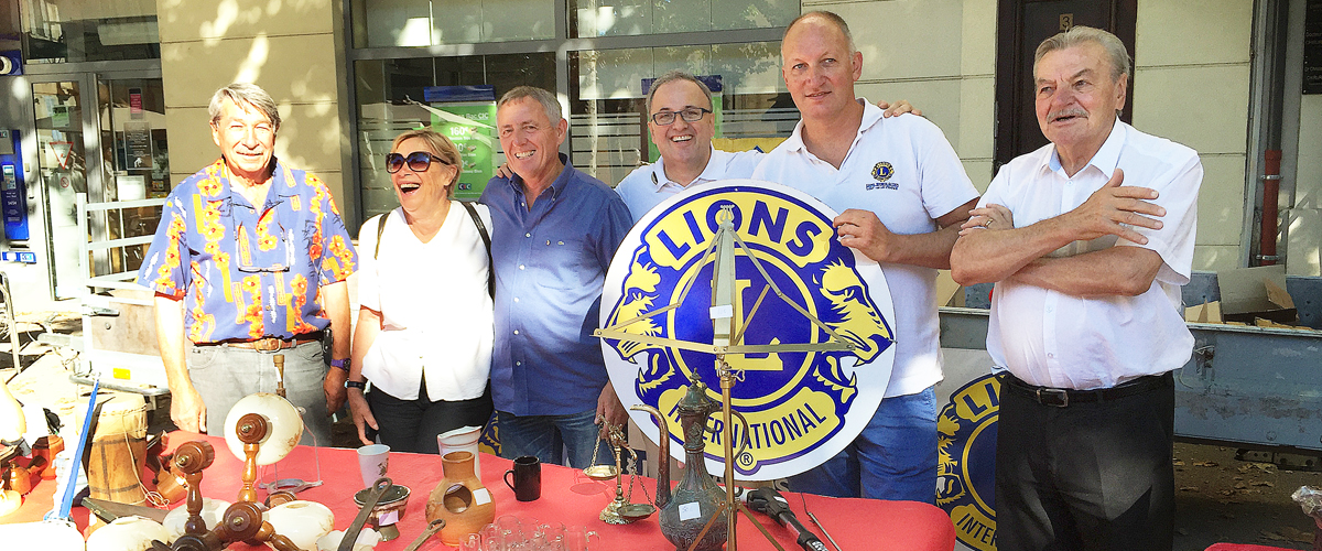 L'équipe du LIONS Club de Manosque sur les stand de la Brocante du 15 août