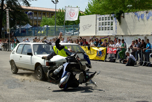 Collision entre une voiture et un scooter, le mannequin saute par dessus le capot