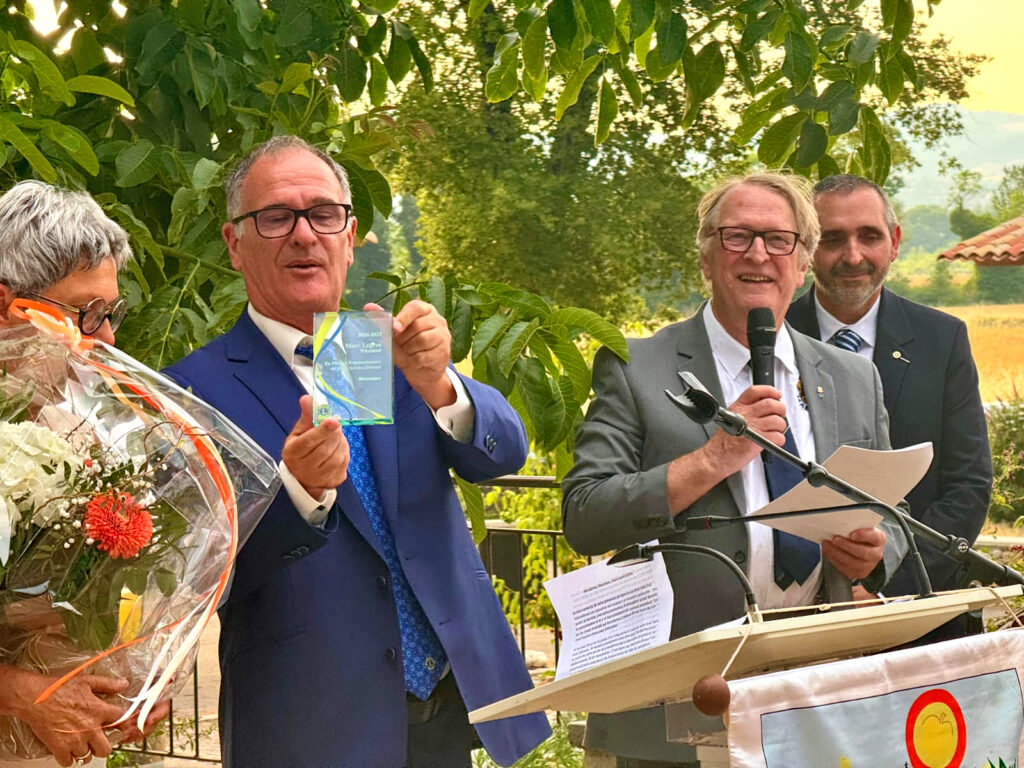 Marc LEGROS présente le souvenir qu'il vient de recevoir