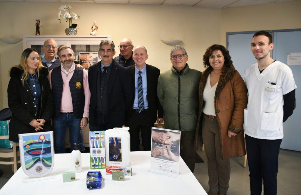 Les membres du LIONS Club de Manosque présentent les produits d'hygiène, accompagnés par Monsieur GUERRIER, Madame HOULES, Madame PEYSSON.
