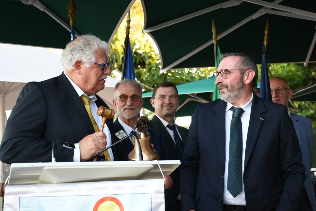 Le nouveau président du LIONS Club de Manosque reçoit ses attributs, le maillet et la cloche