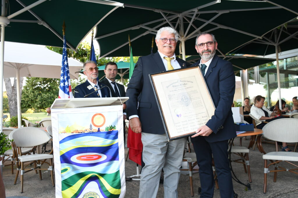Patrice FRANÇOIS et SébastienGIBAUD échangeant la Charte du LIONS Club de Manosque